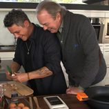Bertín Osborne y Alejandro Sanz cocinando en 'En la tuya o en la mía'