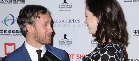 Anne Hathaway intercambia miradas con su marido Adam Shulman en The Los Angeles Fine Art Show 2016