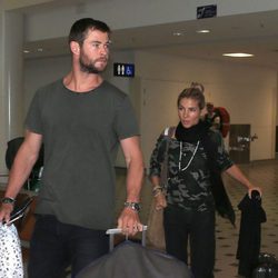 Elsa Pataky y Chris Hemsworth en el aeropuerto de Brisbane