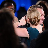 Kate Winslet abraza a Leonardo DiCaprio en los SAG 2016