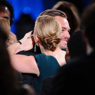 Kate Winslet abraza a Leonardo DiCaprio en los SAG 2016
