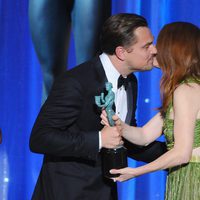 Leonardo DiCaprio besa a Julianne Moore tras recibir su SAG 2016