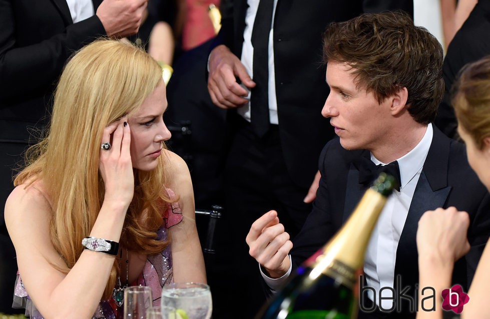 Nicole Kidman y Eddie Redmayne charlando en los Premios SAG 2016