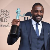 Idris Elba con sus dos Premios del Sindicato de Actores 2016