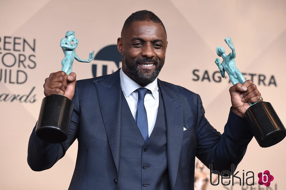 Idris Elba con sus dos Premios del Sindicato de Actores 2016