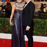 Rupert Friend y Aimee Mullius en la alfombra roja de los SAG 2016