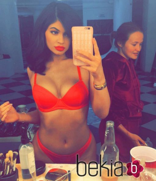 Kylie Jenner posando en ropa interior roja