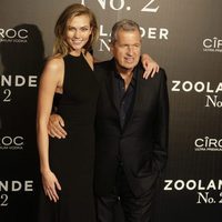 Karlie Kloss con Mario Testino en la premiere en Madrid de 'Zoolander 2'