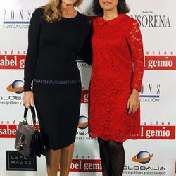 Norma Duval con Isabel Gemio en la subasta benéfica 'Artistas con Duende'