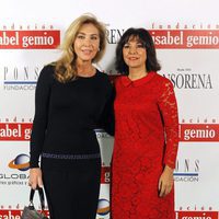 Norma Duval con Isabel Gemio en la subasta benéfica 'Artistas con Duende'