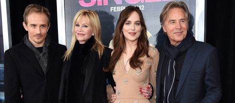 Melanie Griffith, Don Johnson y Jesse Johnson apoyan a Dakota Johnson en el estreno de su nueva película