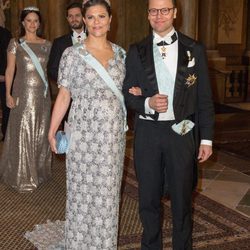 La Princesa Victoria de Suecia luciendo embarazo con Daniel de Suecia en una cena de gala