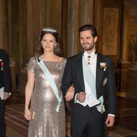 La Princesa Sofia de Suecia luciendo embarazo con Carlos Felipe de Suecia en una cena de gala