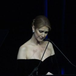 Céline Dion dando un discurso en el homenaje al fallecido René Angélil en Las Vegas