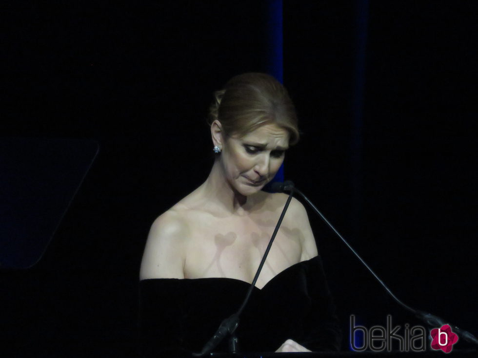 Céline Dion dando un discurso en el homenaje al fallecido René Angélil en Las Vegas