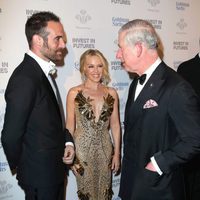 Kylie Minogue presentando a Josh Sasse al Príncipe Carlos en la Gala de los Prince's Trust Awards 2016