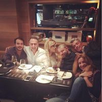 Ylenia comiendo con Aarón Guerrero, Belén Rodríguez y otros amigos