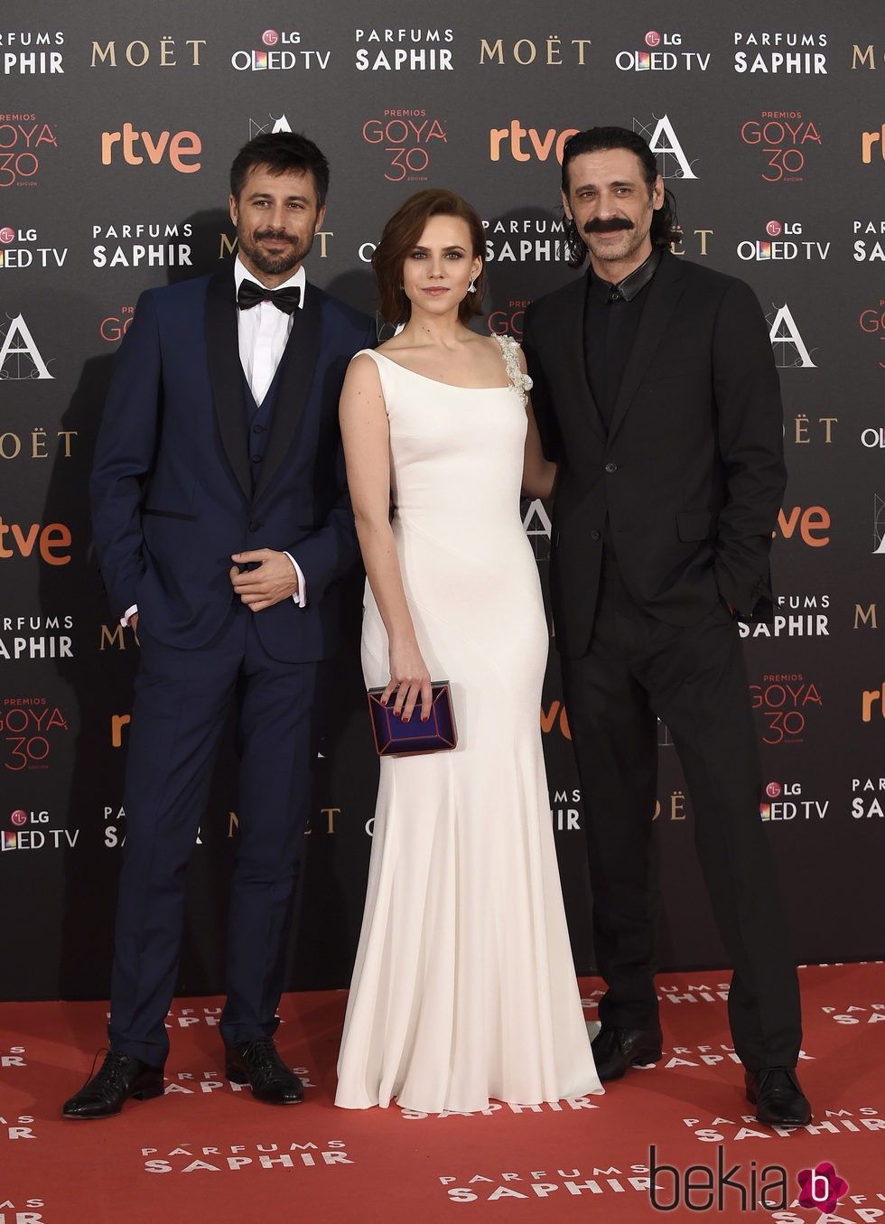 Hugo Silva, Aura Garrido y Nacho Fresnada en la alfombra roja de los Premios Goya 2016