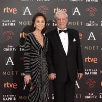 Isabel Preysler y Mario Vargas Llosa en la alfombra roja de los Premios Goya 2016