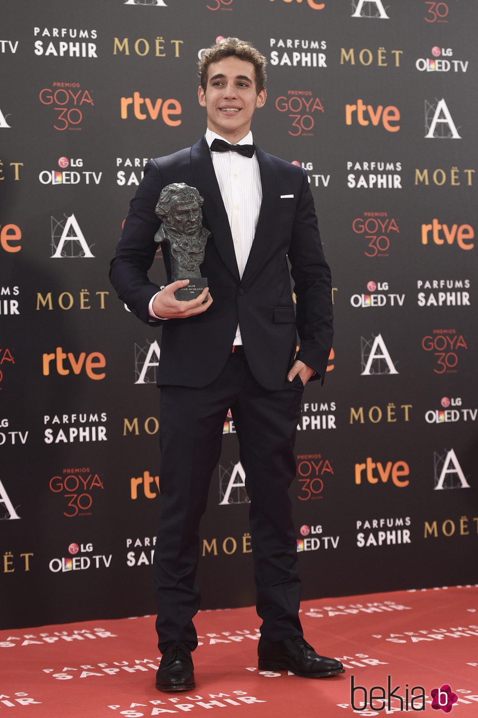 Miguel Herrán con su Goya al Mejor Actor Revelación