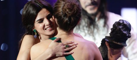 Clara Lago abraza a Irene Escolar en los Premios Goya 2016