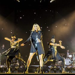 Ellie Goulding con sus bailarines durante su concierto en Barcelona