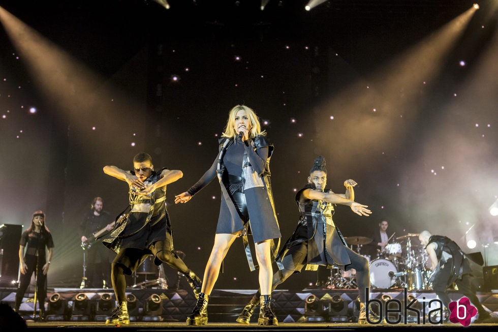 Ellie Goulding con sus bailarines durante su concierto en Barcelona