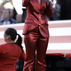 Lady Gaga interpretando el himno americano en la Super Bowl 2016