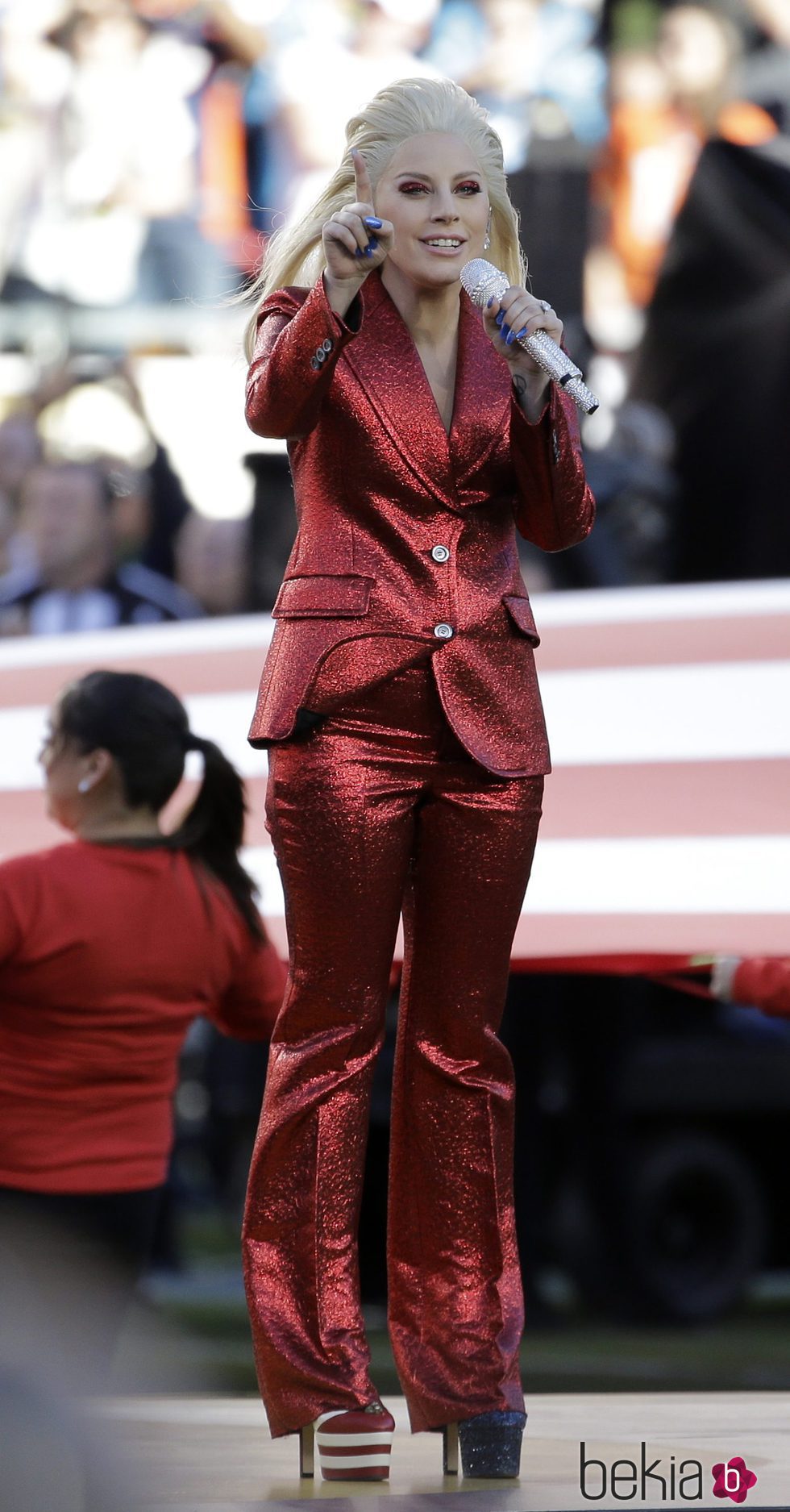 Lady Gaga interpretando el himno americano en la Super Bowl 2016