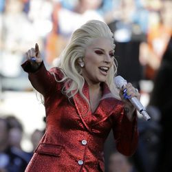 Lady Gaga cantando el himno americano en la Super Bowl 2016