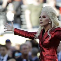 Lady Gaga ovacionada tras interpretar el himno americano en la Super Bowl 2016
