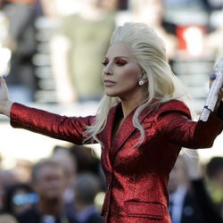 Lady Gaga ovacionada tras interpretar el himno americano en la Super Bowl 2016