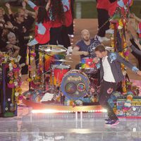 Chris Martin durante la actuación de Coldplay en la Super Bowl 2016
