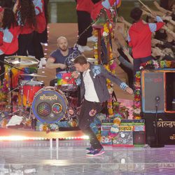 Chris Martin durante la actuación de Coldplay en la Super Bowl 2016