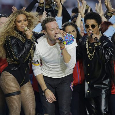Beyoncé, Chris Martin y Bruno Mars durante su actuación en la Super Bowl 2016