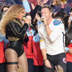 Beyoncé y Chris Martin durante su actuación en la Super Bowl 2016