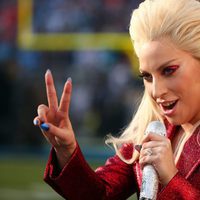 Lady Gaga haciendo el símbolo de la victoria en la Super Bowl 2016