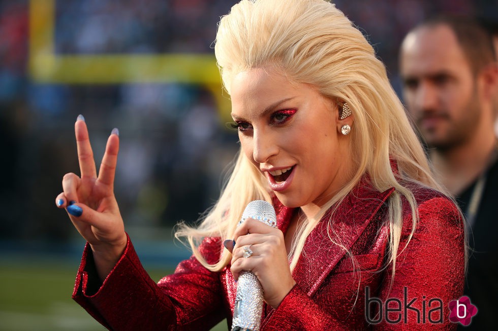 Lady Gaga haciendo el símbolo de la victoria en la Super Bowl 2016