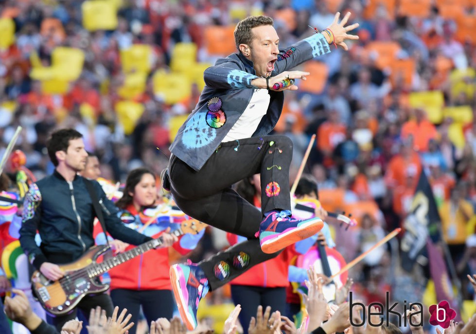Chris Martin saltando durante su actuación en la Super Bowl 2016