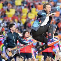 Chris Martin saltando durante su actuación en la Super Bowl 2016