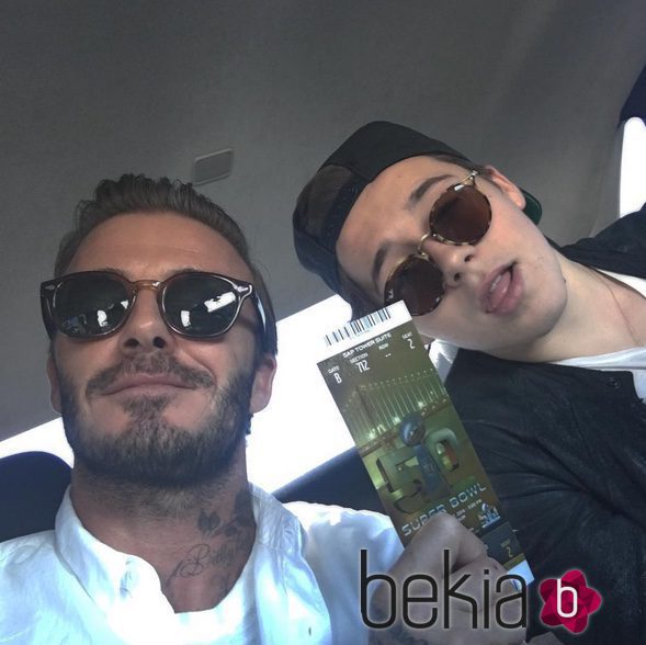 David Beckham y su hijo Brooklyn de camino a la Super Bowl 2016
