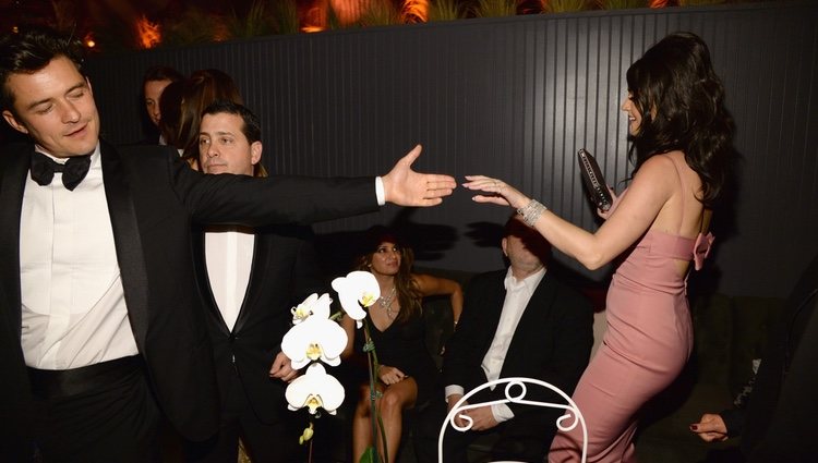 Katy Perry y Orlando Bloom bailando en la fiesta de los Globos de Oro 2016