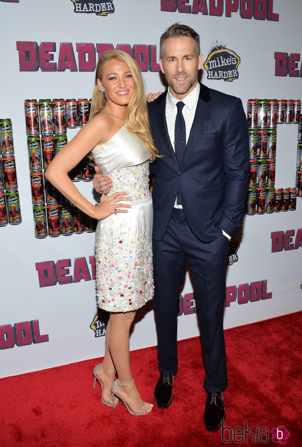 Blake Lively y Ryan Reynolds, posan juntos por primera vez tras su paternidad en el estreno de 'Deadpool'