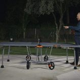Mario Casas juega al ping pong con Bertín Osborne en 'En la tuya o en la mía'.