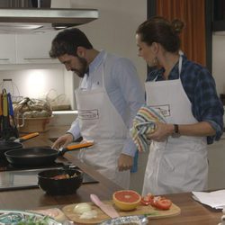 Mario Casas cocina con Alejandra Osborne en 'En la tuya o en la mía'