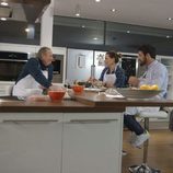 Mario Casas cocina con Bertín y Alejandra Osborne en 'En la tuya o en la mía'