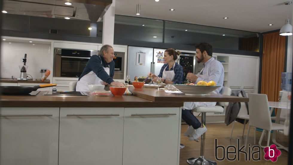 Mario Casas cocina con Bertín y Alejandra Osborne en 'En la tuya o en la mía'