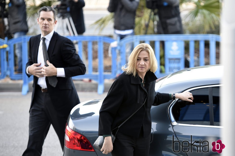 La Infanta Cristina e Iñaki Urdangarín salen del coche en la tercera sesión del juicio por el Caso Nóos