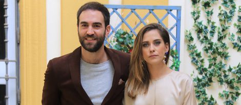 Jon Plazaola y María León en la presentación de la segunda temporada de la serie 'Allí abajo' en Sevilla