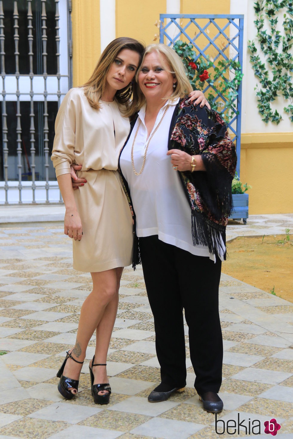 María León y Carmina Barrios en la presentación de la segunda temporada de la serie 'Allí abajo' en Sevilla